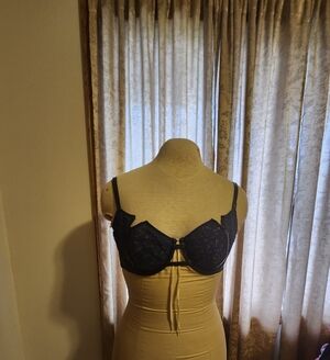 Elegant Lace Lingerie Set in Navy Blue Victoria Secret 36 D BRAND NEW